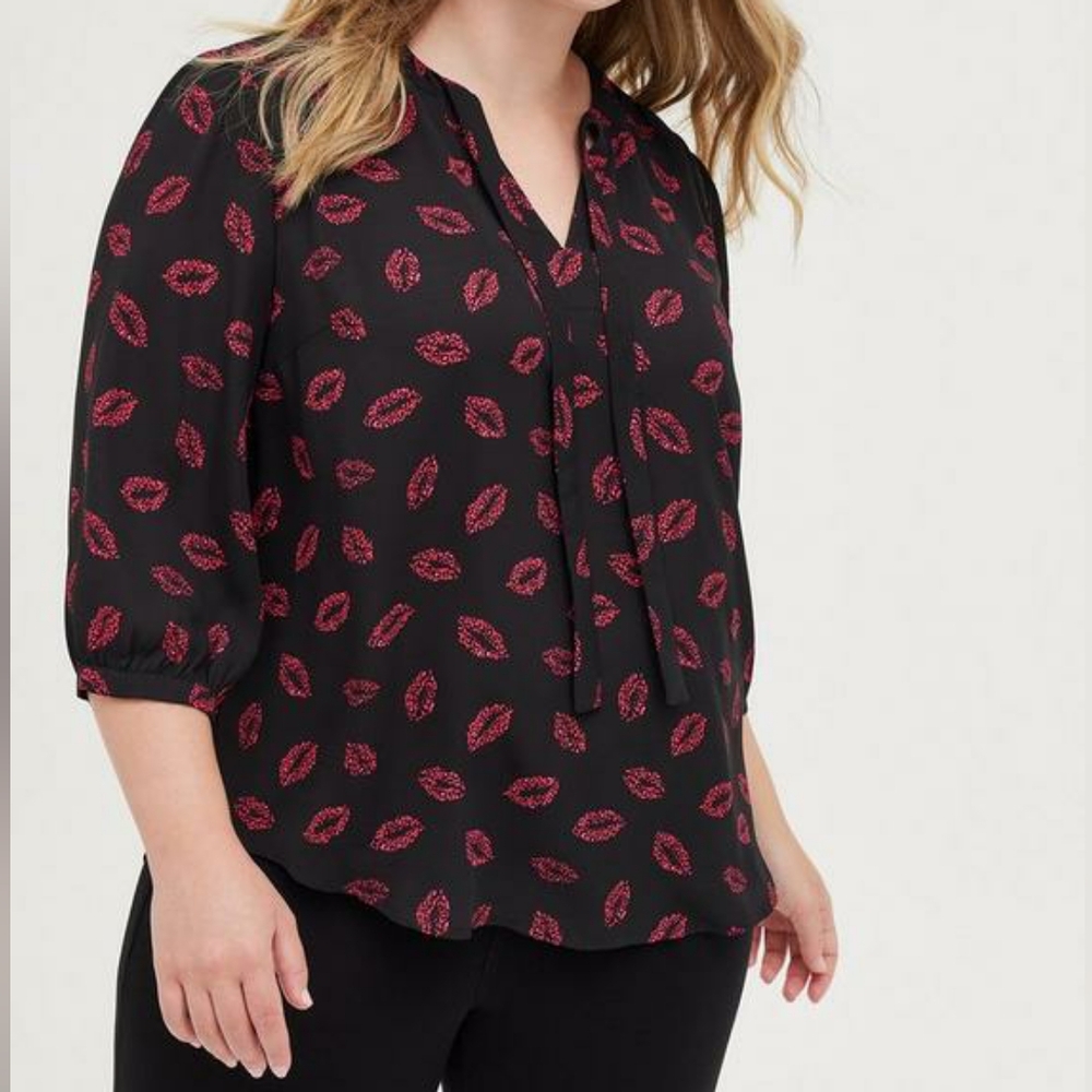 NWOT Torrid Georgette bow tie blouse (leopard lip print)